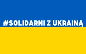 Flaga Ukrainy z hasztagiem #solidarnizukraina