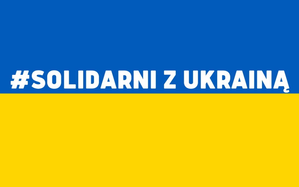 Flaga Ukrainy z hasztagiem #solidarnizukraina
